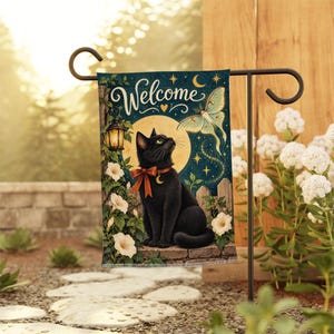 Könnte beinhalten: Eine rechteckige Gartenflagge mit einer schwarzen Katze mit rotem Schleifenhalsband, die auf einer Steinmauer sitzt. Der Hintergrund zeigt einen großen gelben Mond, eine leuchtende Laterne, weiße Blumen und einen Falter. Oben steht das Wort Welcome.