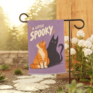 Simpatica bandierina da giardino a forma di gatto per Halloween, decorazione felina spettrale per il cortile, striscione autunnale viola per esterni, piccola decorazione per il portico, regalo per gli amanti degli animali.