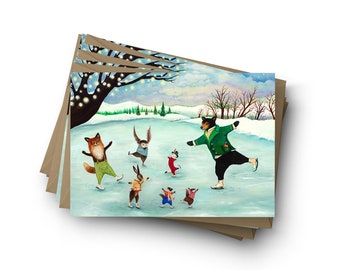 Könnte beinhalten: Ein Aquarellbild einer Gruppe von Tieren, die auf einem zugefrorenen See Schlittschuh laufen. Ein Bär in einer grünen Jacke führt die Gruppe an, gefolgt von einem Fuchs, einem Kaninchen, einem Eichhörnchen und zwei weiteren Kaninchen. Die Szene spielt in einer Winterlandschaft mit einem schneebedeckten Wald im Hintergrund.