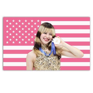 Bandera estadounidense rosa de Alysa Liu: medallista de oro olímpica en 2026, recuerdo para aficionados al patinaje artístico del equipo de EE. UU., artículo coleccionable de regreso histórico.