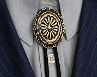 Corbata bolo vintage grabada, corbata vaquera del oeste, colgante de bronce antiguo, corbata bolo para hombre, regalo de joyería rústica retro, bolo para aniversario