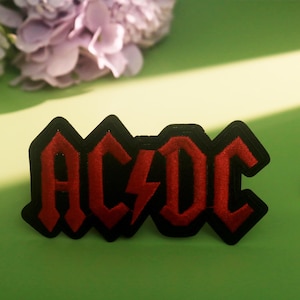 Puede incluir: Un juego de tres tazas de cerámica con un acabado mate moteado. Las tazas son en tonos crema, gris claro y gris oscuro. Cada taza tiene un diseño simple y moderno y un asa redondeada.