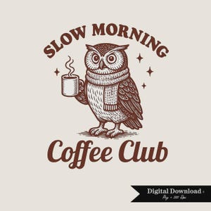 Puede incluir: Ilustración marrón y blanca de un búho con una bufanda y sosteniendo una taza de café. El texto superior dice "SLOW MORNING" y el texto inferior dice "Coffee Club". También se incluyen cuatro pequeñas estrellas.