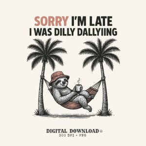 以下が含まれることがあります： デジタルダウンロードグラフィック。2本のヤシの木の間にあるハンモックでマグカップを持っているナマケモノ。テキストは「SORRY I'M LATE I WAS DILLY DALLYIING」と書かれています。ナマケモノは帽子をかぶっています。画像は黒、白、茶色の濃淡です。