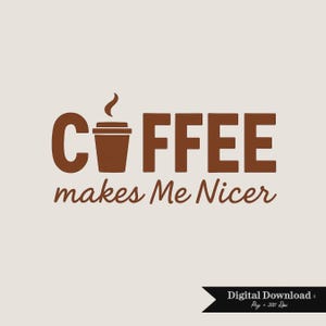 Pode incluir: Design gráfico castanho sobre fundo bege. A palavra "COFFEE" é exibida em letras grandes e em negrito, com o "O" substituído por um ícone de xícara de café. Abaixo, em uma fonte cursiva menor, lê-se "makes Me Nicer".
