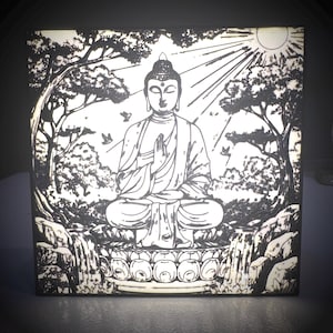 Pode incluir: Ilustração quadrada em preto e branco de um Buda sentado em meditação. A imagem inclui árvores, pássaros, uma cachoeira e um sol com raios. A obra de arte é uma ilustração detalhada com um tema sereno e espiritual.