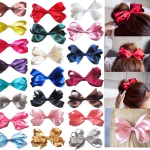 Op de afbeelding: Een verzameling satijnen haarstrikken in verschillende kleuren, waaronder rood, roze, blauw en goud. De strikken worden in een raster weergegeven, waarbij sommige in het haar worden gedragen. Deze accessoires voegen een vleugje elegantie toe aan elk kapsel.
