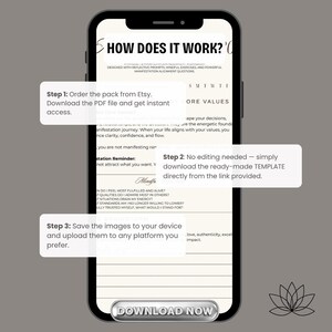 以下が含まれることがあります： スマートフォンには、「HOW DOES IT WORK?」というテキストと、EtsyからPDFをダウンロードするための手順が表示されたデジタルガイドが表示されています。ガイドには、マニフェストアライメントのためのプロンプト、エクササイズ、質問が含まれています。「DOWNLOAD NOW」ボタンが表示されています。