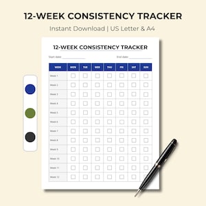 Puede incluir: Una taza de cerámica blanca con un asa negra y el texto "But First, Coffee" en un estilo manuscrito. La taza está sobre una superficie blanca. La taza mide aproximadamente 10 cm de alto.