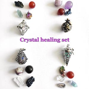 Può includere: Una collezione di cristalli sfusi, pietre levigate e quattro ciondoli in metallo decorati con intricati disegni in filigrana. Il testo "Crystal healing set" è stampato in viola al centro della disposizione di vari minerali colorati.