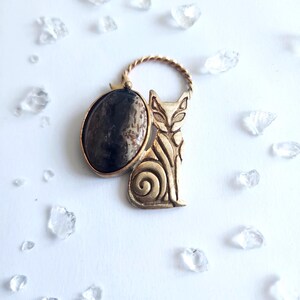 Palmroot Agate Cat Pendant - Cleo