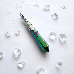 Pendentif en titane aura hématite à pointe