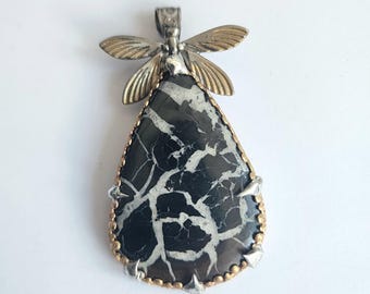Collar gótico septariano con colgante de libélula.