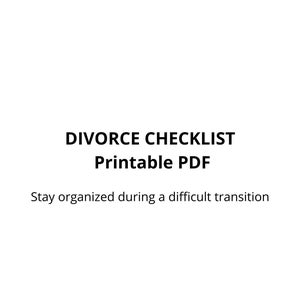 Op de afbeelding: Een wit, afdrukbaar PDF-document met de titel "DIVORCE CHECKLIST" in vette zwarte tekst. Hieronder staat "Printable PDF" en "Blijf georganiseerd tijdens een moeilijke overgang." De woorden "Directe digitale download" staan onderaan.