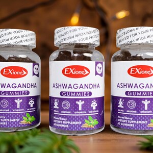 Może przedstawiać: Trzy przezroczyste plastikowe butelki z żelkami Ashwagandha. Każda butelka ma białą etykietę z nazwą marki "Exione" i nazwą produktu. Etykieta zawiera r&oacute;wnież słowa "Suplement diety z mieszanych jag&oacute;d". Butelki są zamknięte białą opaską.