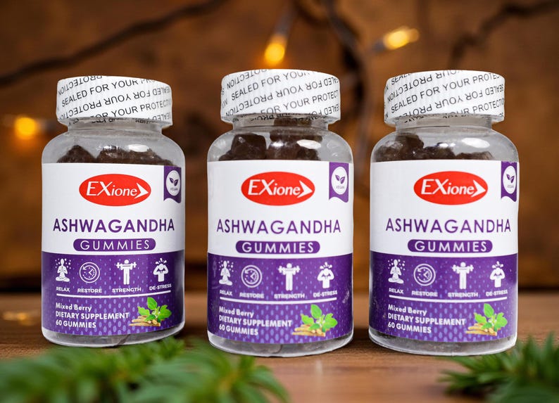Może przedstawiać: Trzy przezroczyste plastikowe butelki z żelkami Ashwagandha. Każda butelka ma białą etykietę z nazwą marki "Exione" i nazwą produktu. Etykieta zawiera r&oacute;wnież słowa "Suplement diety z mieszanych jag&oacute;d". Butelki są zamknięte białą opaską.