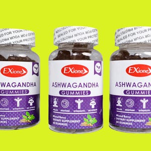 Może przedstawiać: Trzy przezroczyste butelki z żelkami Ashwagandha, każda z białą etykietą i fioletowym paskiem. Na etykiecie widnieje napis "Exione Ashwagandha Gummies" z ikonami i tekstem wskazującym korzyści. Butelki są zapieczętowane.