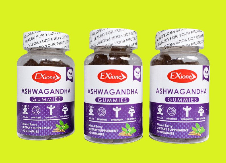 Może przedstawiać: Trzy przezroczyste butelki z żelkami Ashwagandha, każda z białą etykietą i fioletowym paskiem. Na etykiecie widnieje napis "Exione Ashwagandha Gummies" z ikonami i tekstem wskazującym korzyści. Butelki są zapieczętowane.