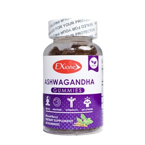 Może przedstawiać: Przezroczysta szklana butelka wypełniona brązowymi żelkami. Etykieta głosi "Exione Ashwagandha Gummies" z fioletowo-białym wzorem. Butelka jest zamknięta białą zakrętką z nadrukiem. Wegański suplement diety.