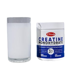 Könnte beinhalten: Ein Glas Flüssigkeit neben einem weißen und blauen Behälter mit Creatin Monohydrat. Der Behälter trägt die Aufschrift "Exione" und "300 Gramm". Das Glas ist mit einer weißen Flüssigkeit gefüllt.