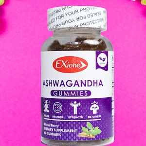 Może przedstawiać: Przezroczysta butelka żelk&oacute;w Exione Ashwagandha z fioletowo-białą etykietą. Etykieta zawiera napisy "Ashwagandha Gummies", "Vegan" oraz ikony reprezentujące relaks, regenerację, siłę i redukcję stresu. Butelka otoczona jest kolorowymi cukierkami na r&oacute;żowym tle.