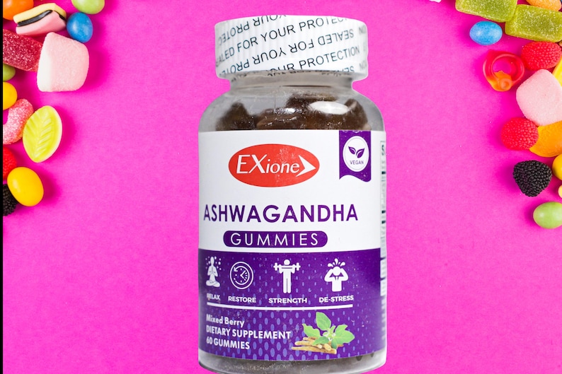 Może przedstawiać: Przezroczysta butelka żelk&oacute;w Exione Ashwagandha z fioletowo-białą etykietą. Etykieta zawiera napisy "Ashwagandha Gummies", "Vegan" oraz ikony reprezentujące relaks, regenerację, siłę i redukcję stresu. Butelka otoczona jest kolorowymi cukierkami na r&oacute;żowym tle.