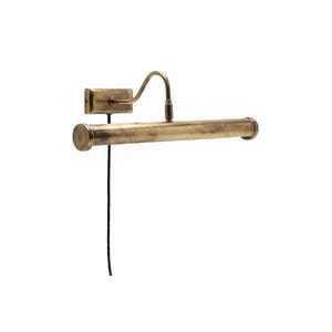 Peut inclure: Une applique murale pour tableau avec une finition en laiton antique. Le luminaire se compose d'une base rectangulaire, d'un bras incurvé et d'une longue tête de lampe horizontale cylindrique. Un fin cordon noir pend verticalement du centre.