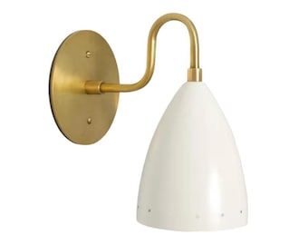Elegancka mosiężna biała włoska lampa ścienna z ręcznie wykonanym kloszem w stylu mid-century modern. Kinkiet.