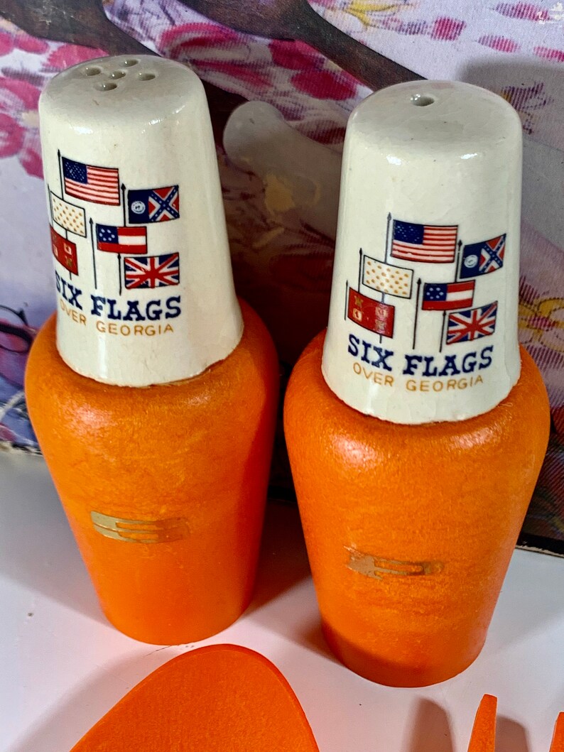 Vintage 1960s Retro Hostess Gift Server Shakers Six Flags Souvenir Matera Hakusan Japan NOS
