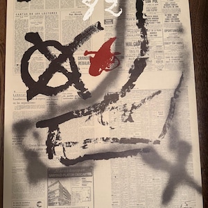 Könnte beinhalten: Vintage-Poster für die FIFA Fussball-Weltmeisterschaft 1982 in Spanien. Das Poster zeigt das Wort "Barcelona" in fetter schwarzer Schrift. Der Hintergrund ist eine Zeitung mit abstrakten schwarzen und roten Grafikelementen.