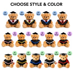 Puede incluir: Una colecci&oacute;n de osos de peluche con gorros y togas de graduaci&oacute;n. Cada oso tiene un esquema de color diferente, incluyendo rosa, amarillo, azul, rojo y blanco. El texto "CHOOSE STYLE & COLOR" est&aacute; en la parte superior.