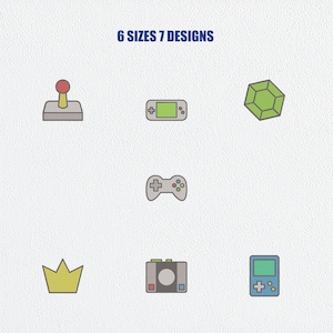 Puede incluir: Imagen con siete iconos de juegos coloridos: un joystick, una consola portátil, una gema, un gamepad, una corona, una cámara y una consola portátil retro. El texto en la parte superior dice "6 TAMAÑOS 7 DISEÑOS" en azul. Los iconos están delineados en negro.