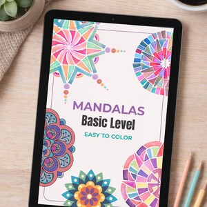Puede incluir: Una tableta digital que muestra una página para colorear "Mandalas Basic Level" con diseños geométricos coloridos. La tableta está sobre una superficie de madera, con lápices y una pequeña planta en maceta cerca.