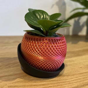 Peut inclure: Panneau en bois fait main avec le texte "Welcome" dans une police fantaisiste. Le panneau présente un fond blanc vieilli et un cadre marron foncé, idéal pour une porte d'entrée. Mesure environ 30 cm de large.