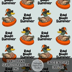 Puede incluir: Un patrón repetido con patos de dibujos animados con gafas de sol y sombreros, flotando en flotadores naranjas. La frase "Rad Dude Summer" se intercala. El diseño incluye el texto "Hand Drawn Seamless Pattern Rad PNG" y detalles de la imagen.