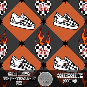 Può includere: Un motivo digitale senza cuciture con scarpe slip-on a scacchi bianchi e neri alternate a icone a forma di cuore contenenti il testo RAD DUDE e fiamme arancioni. Lo sfondo è composto da rombi grigio scuro e arancioni con stelle nere.