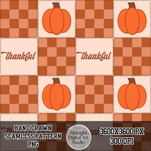Könnte beinhalten: Ein nahtloses digitales Muster mit einem sich wiederholenden Raster aus orangefarbenen Kürbissen und dem Wort thankful in brauner Schreibschrift. Das Design wechselt zwischen karierten Quadraten in hellen und dunklen Orangetönen.