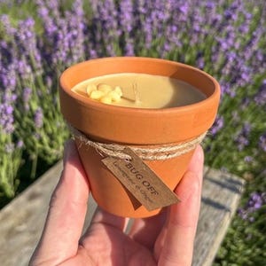 Peut inclure: Une tasse en céramique blanche avec une anse noire et le texte "But First, Coffee" en gras noir. La tasse est posée sur un fond flou, suggérant un cadre chaleureux.