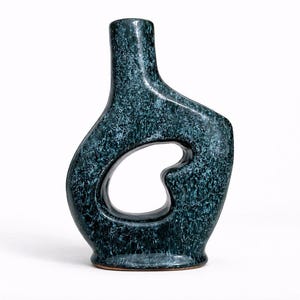 Moderne abstrakte handgefertigte Keramik, minimalistische grüne Wohndekoration