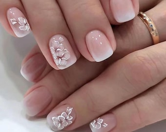 Unghie finte bianche sfumate / Unghie corte quadrate da sposa con decorazioni floreali 3D