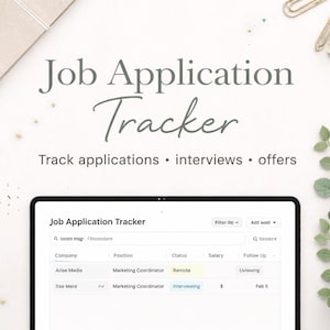 Puede incluir: Una tableta digital que muestra una interfaz de "Job Application Tracker". La pantalla muestra una tabla con columnas para empresa, puesto, estado, salario y seguimiento. El texto en la parte superior dice "Job Application Tracker" y "Track applications • interviews • offers."