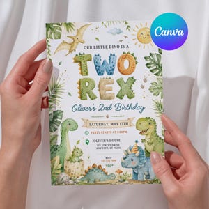 Op de afbeelding: Een rechthoekige verjaardagsuitnodigingskaart met dinosaurusillustraties, tropische bladeren en een zon. De tekst luidt: OUR LITTLE DINO IS A TWO REX, Oliver's 2nd Birthday, SATURDAY, MAY 15TH, PARTY STARTS AT 2:00PM, OLIVER'S HOUSE, 777 STREET DRIVE, ANY CITY, ST 01234, RSVP 123-456-7890.