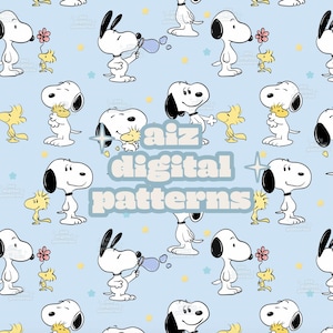 Puede incluir: Patrón repetitivo con personajes de Snoopy y Woodstock sobre un fondo azul claro. Snoopy se representa en varias poses, soplando burbujas y sosteniendo una flor. También está presente el texto "aiz digital patterns".
