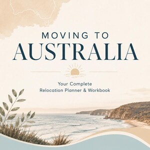 Könnte beinhalten: Ein druckbarer Umzugsplaner und Arbeitsbuch mit dem Titel Moving to Australia. Das Cover zeigt eine Küstenlandschaft, ein Sonnensymbol und den Umriss von Australien. Text: Documentation, Logistics, Housing, Settling In, 50 Pages.