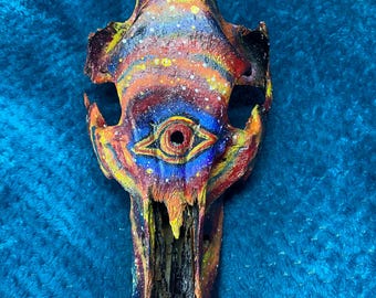 Cráneo de ciervo pintado en el espacio / Decoración espiritual pintada a mano