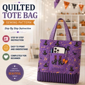 Op de afbeelding: Een paarse gewatteerde tote bag met een Halloween-thema. De tas heeft een zak met de tekst "TOO Fa-BOO lous!" en illustraties van heksenhoeden, katten en laarzen. De tas heeft een gestreepte bodem en handvatten. De afbeelding bevat ook de tekst "QUILTED TOTE BAG SEWING PATTERN".