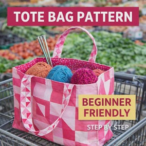 Könnte beinhalten: Eine rosa-weiß gemusterte Tragetasche mit drei Garnknäueln in Orange, Blau und Magenta sowie drei Stricknadeln. Der Text TOTE BAG PATTERN und BEGINNER FRIENDLY STEP BY STEP ist auf dem Bild zu sehen.