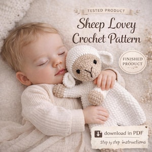 Puede incluir: Un bebé dormido abraza un doudou de oveja de ganchillo blanco y beige. La imagen incluye el texto "Sheep Lovey Crochet Pattern" y "download in PDF". Se muestra el producto terminado.