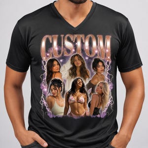 Puede incluir: Una camiseta negra con cuello en V que presenta un estampado gráfico con la palabra CUSTOM en letras metálicas grandes en la parte superior. Debajo del texto, seis fotografías individuales de la misma persona se disponen sobre un fondo de rayos y estrellas moradas.
