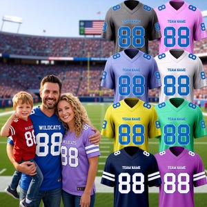 Könnte beinhalten: Eine Kollektion kurzärmeliger V-Ausschnitt-Fußballtrikots in verschiedenen Farben wie Grau, Pink, Hellblau, Weiß, Gelb, Türkis, Marineblau und Lila. Jedes Trikot zeigt den Text TEAM NAME und die Nummer 88 in einer großen blauen oder weißen Schrift.